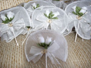 Lembrancinha de Casamento Imã Leque de Organza com Arranjo de Flores - 50 unidades