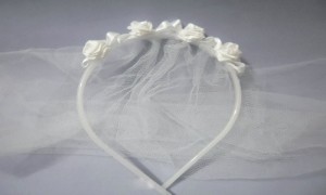 HORA DO BUQUET: NOIVAS OFEREÇAM TIARAS ARTESANAIS PARA CONVIDADAS