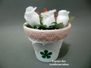 VASINHO CHÁ DE COZINHA COM BOTÕES DE ROSA E ESTAMPA DE TREVO - 50 unidades
