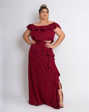 {Alexa} Conjunto Cropped Ombro a Ombro e Saia Longa com Babados e Fenda (Marsala)