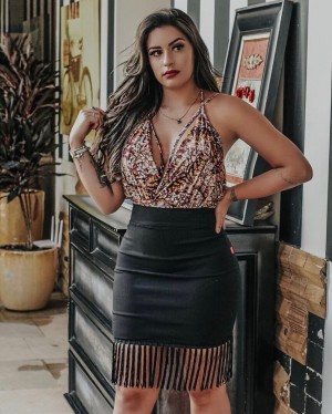 Body Feminino Decote Profundo com Tiras Várias Formas de Amarrar (cor Estampa Cores Quentes) - Mari Cândido