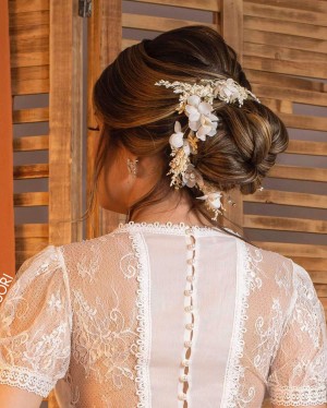 {Cabo Frio} Acessório de Cabelo Tiara Flexível com Flores em Tecido e Detalhes em Dourado