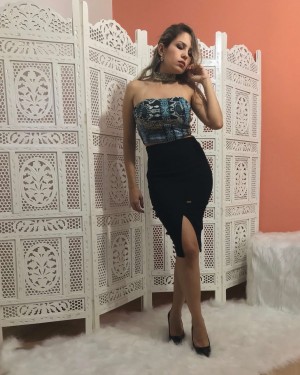 Conjunto Cropped com Choker e Tule e Saia Midi Cintura Alta com Fenda (cor Estampado e Preto)