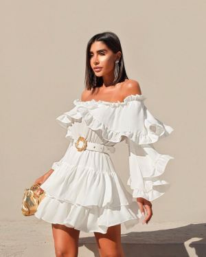 {Teodora} Vestido Curto Rodado Ombro a Ombro Manga Longa Babados com Cinto Reveillon (cor Branco Off)