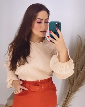 {Violet} Blusa Manga Longa Plissada Com Babado na Gola Aniversário (cor Nude)