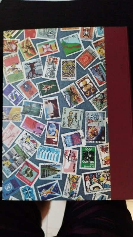 Coleção com 390 selos da Suíça, 125 selos da Nicarágua e 40 selos do Panamá e 24 selos da Rússia em Classificador Rio