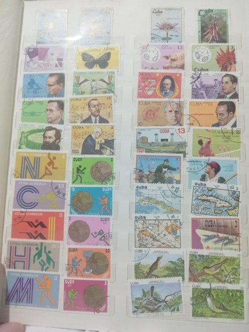 Coleção com 390 selos de CUBA e 63 selos da Rússia em classificador RIO