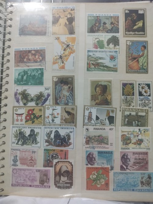 Coleção com 506 selos em classificador (Mongólia, Togalaise e Rwandaise)