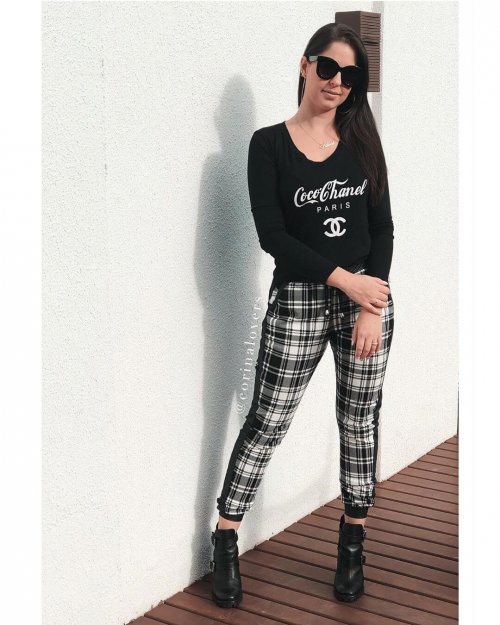Corina T-Shirt Manga Longa Estampada Coco Chanel - Preta