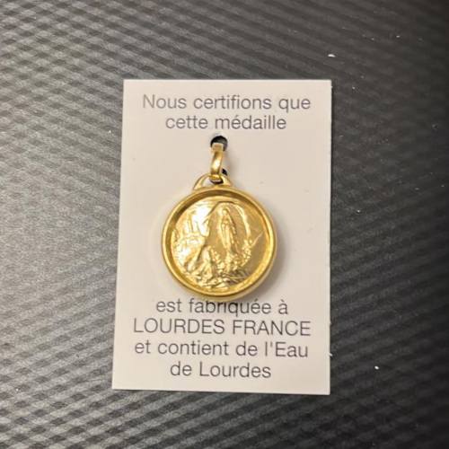 Medalha Redonda Bernadette na Gruta com Água da Gruta de Lourdes - Dourada