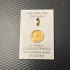 Miniatura - Medalha Redonda Bernadette na Gruta com Água da Gruta de Lourdes - Dourada