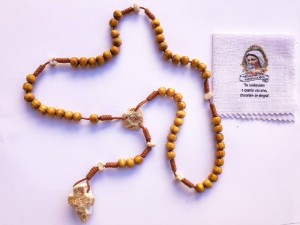 Terço em madeira de oliveira com pedras da colina das aparições de Medjugorje (feito a mão) + Lencinho do Cristo Ressuscitado
