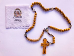 Terço de Madeira cor mogno com a palavra MEDJUGORJE + Lencinho encostado na Estátua do Cristo Ressuscitado (Pré-venda)