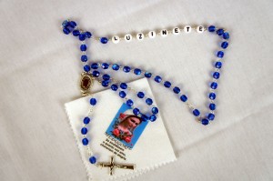 Terço Azul Individual/Solteiro Personalizado – 1 Nome + Lencinho encostado na Estátua do Cristo Ressuscitado (Pré-venda)