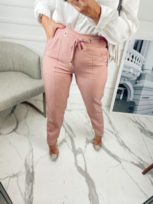 CALÇA ALFAIATARIA DETALHE ILHÓS MODELAGEM CENOURA - ROSÊ CALÇA ALFAIATARIA DETALHE ILHÓS MODELAGEM CENOURA - ROSÊ