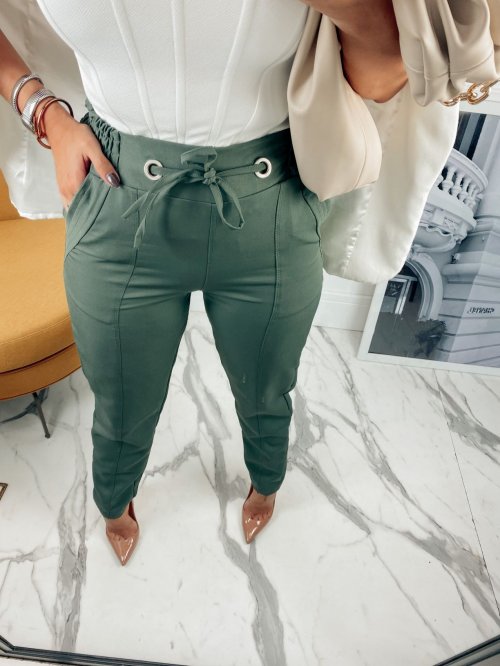 CALÇA ALFAIATARIA DETALHE ILHÓS MODELAGEM CENOURA - VERDE MILITAR