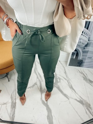 CALÇA ALFAIATARIA DETALHE ILHÓS MODELAGEM CENOURA - VERDE MILITAR CALÇA ALFAIATARIA DETALHE ILHÓS MODELAGEM CENOURA - VERDE MILITAR