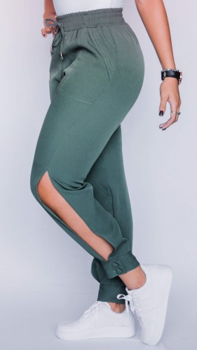 CALÇA COM ABERTURA NA LATERAL JASMINE - VERDE MILITAR CALÇA COM ABERTURA NA LATERAL JASMINE - VERDE MILITAR