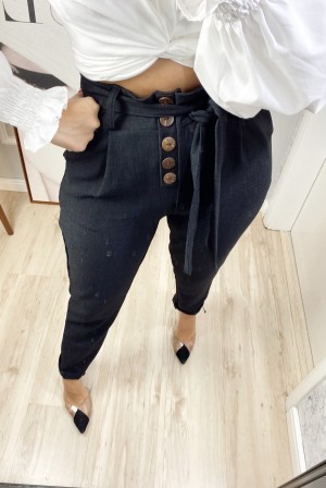 CALÇA EM LINHO COM DETALHE DE BOTÕES - PRETA (veste até 44) CALÇA EM LINHO COM DETALHE DE BOTÕES - PRETA (veste até 44)