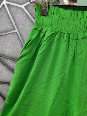CALÇA YASMIN EM VISCOLINHO COM PUNHO NA BARRA E ELÁSTICO NA CINTURA - VERDE LIMA CALÇA YASMIN EM VISCOLINHO COM PUNHO NA BARRA E ELÁSTICO NA CINTURA - VERDE LIMA