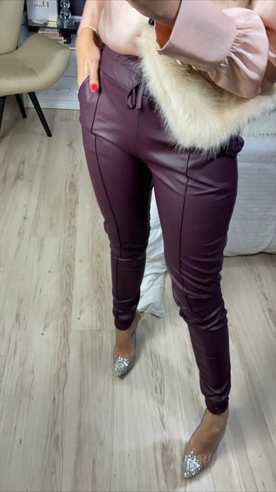 calça jogger couro eco