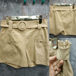 Shorts em bengaline com cinto e botões - Areia